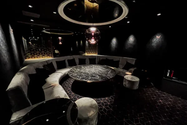 新宿ビゼ-店内画像２