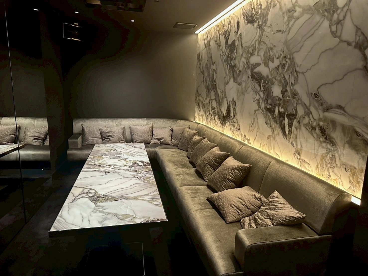 ツキノソウ店内編集3 – ラウンジバイト 月の溱の店内写真